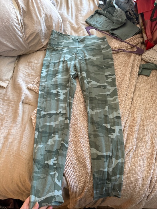 Lou & Grey Pants - Women’s Camo Leggings - Green Camouflage